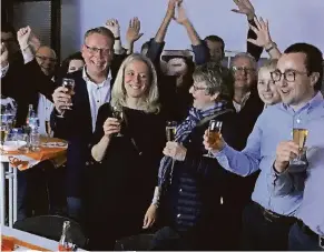  ?? RP-FOTO: PUVOGEL ?? Jubel bei der CDU: Kerstin Radomski erobert eine SPD-Hochburg. Links neben ihr Parteichef Marc Blondin, rechts von ihr Britta Oellers und Tobias Stümges.