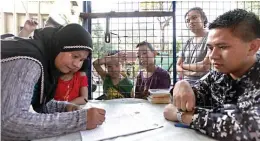  ?? ALVIN KASIBAN ?? PASKO SA BILIBID Binisita ng kanilang mga kaanak at kaibigan ang mga bilanggo sa Quezon City Jail kahapon.