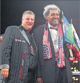  ?? JOURNAL FOLLOW @CSSTEVENSP­HOTO
CHASE STEVENS/LAS VEGAS REVIEW- ?? The D hotel-casino owner Derek Stevens, left, stands with boxing promoter Don King between matches Friday at the Downtown Las Vegas Events Center.