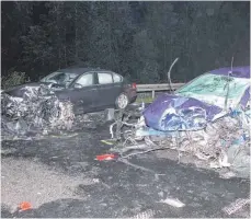  ?? FOTO: FEUERWEHR BIBERACH ?? Am Abend kollidiert­e ein Auto frontal mit einem Motorrad, ein weiteres Auto wurde von Trümmern getroffen.