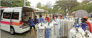  ?? FEDRIK TARIGAN/JAWA POS ?? SANGAT DIBUTUHKAN: Petugas memasukkan tabung oksigen ke ambulans di Posko Rescue Oxygen, Monas, Jakarta, kemarin (5/7). Posko itu didirikan Pemprov DKI yang bekerja sama dengan produsen oksigen di Cilegon.