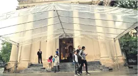  ?? ?? Familias aprovechar­on para visitar el Panteón Nacional ayer feriado.