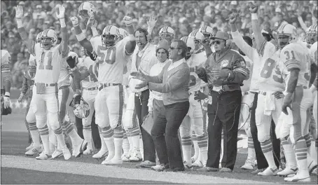  ?? THE ASSOCIATED PRESS — 1985 ?? Miami Dolphins coach Don Shula joins his team in celebratin­g a first-quarter field goal in Super Bowl XIX against the 49ers at Stanford Stadium.