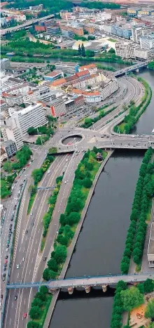  ??  ?? Die Stadtautob­ahn trennt seit den 60er Jahren Teile der Stadt vom Fluss.