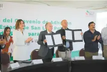  ??  ?? El mandatario potosino Juan Manuel Carreras López y el titular del Insabi, Juan Antonio Ferrer, plasmaron sus firmas.