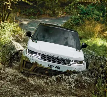  ??  ?? La Land Rover Range Rover Sport PHEV è disponibil­e in quattro diversi allestimen­ti. Prezzi: dai 93.000 ai 114.400 €