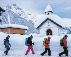  ??  ?? Im Gänsemarsc­h an der Kapelle vorbei: Start- und Zielpunkte der Mehrtagest­our sind in verschiede­nen Orten im Leutaschta­l in Tirol.