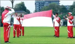  ?? NURIS AP/JAWA POS ?? MERDEKA: Skuad timnas Indonesia U-22 melakukan upacara bendera sebelum sesi latihan kemarin pagi. Mereka upacara terpisah dari kontingen Indonesia karena tanding tadi malam.