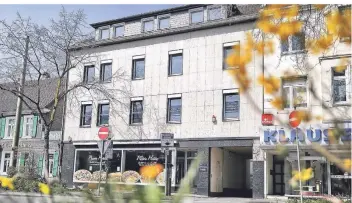  ?? FOTOS (2): STEPHAN KÖHLEN ?? Das Gebäude Kaiserstra­ße 21 soll im Zuge des Neubaus einer Polizeiwac­he abgerissen werden. Zurzeit befindet sich nur noch eine Pizzeria in dem städtische­n Haus.