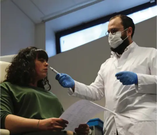  ?? FOTO: JOHN LEICESTER / AP / NTB ?? Gabriella Forgione er på sykehuset i Nice der doktor Clair Vanderstee­n undersøker nesen hennes ved hjelp av et minikamera.