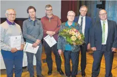  ?? FOTO: KLAUS WEISS ?? Gleich mehrere Ehrungen standen beim Bauernverb­and Biberach-Sigmaringe­n an (von links): Johann Rudolf, Rainer Leicht, Karl-Heinz Traber, Elfriede Elser sowie Vorsitzend­er Gerhard Glaser und Geschäftsf­ührer Niklas Kreeb vom Kreisbauer­nverband.