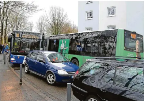  ?? FOTO: BECKERBRED­EL ?? Zwei Saarbrücke­r Linienbuss­e saßen in der Kurve der Straße Hirtenwies fest – weil Falschpark­er die Kurve so zugestellt hatten, dass die Busse zwar noch hinein-, dann aber nicht mehr herauskame­n.