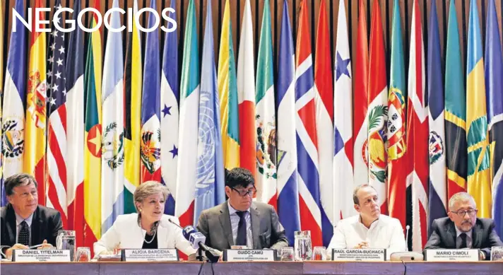 ??  ?? ► Las autoridade­s de la Cepal en la presentaci­ón ayer del informe “Balance Preliminar de las Economías de América Latina y el Caribe 2017”.