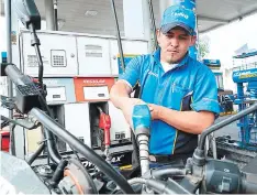  ?? FOTO: EL HERALDO ?? La gasolina superior ha bajado 16.51 lempiras en las últimas 13 semanas, la regular 15.76 y el diésel 13.77.