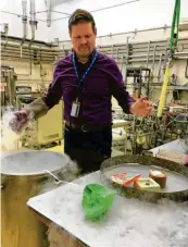  ?? Fotos: Lea Richtmann, dpa ?? Torsten Köttig arbeitet im größten Kühlschran­k der Welt. Er zeigt dir hier ein Experiment mit flüssigem Stickstoff. Taucht man einen Luftballon hinein, schrumpelt dieser zusammen. Warum? Das erfährst du heute auf Capito.