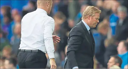  ??  ?? Ronald Koeman deja el césped enfafado El Burnley, cuyo técnico Sean Dyche acude a darle la mano, venció en Goodison Park (0-1) FOTO: GYI