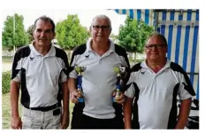  ??  ?? René Campos, Denis et Didier Donne ont remporté le titre régional en 4e division. champions de Normandie M4.