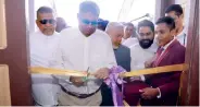  ?? PIC BY PRADEEP PATHIRANA ?? Prime Minister Ranil Wickremesi­nghe declares open the new pavilion of the Kinniya Central College in Trincomale­e