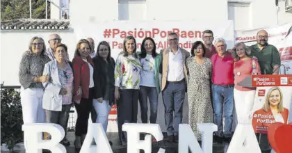  ?? M. ARIZA ?? Rafi Crespín, con María Jesús Serrano y el resto de candidatos del PSOE de Baena, ayer.