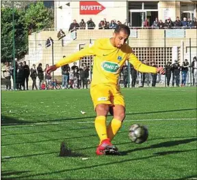  ??  ?? En Coupe de France, Gémenos recevait Martigues sur son synthétiqu­e.