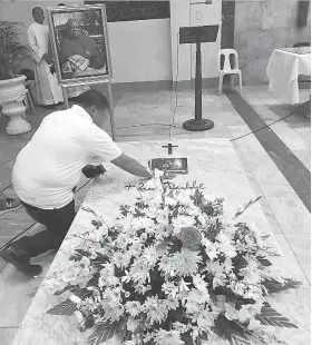  ?? /SHEILA C. GRAVINEZ ?? ■ SUMAD: Mga buwak gihalad sa lubong ni anhing Cebu Archbishop Emiritus Ricardo Cardinal Vidal atol sa unang sumad sa iyang pagkamatay.