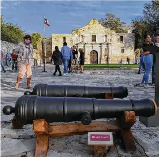  ?? Billy Calzada / Staff photograph­er ?? A pair of 4-pounder cannon replicas are on display at the Alamo in San Antonio in November. A new outdoor “18-Pounder/Losoya House Exhibit” will be unveiled in Alamo Plaza today.