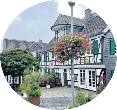  ?? FOTO: KATHRIN KELLERMANN ?? Zahlreiche alte, historisch­e Fachwerkhä­user, wie hier der „Bergische Löwe“am Marktplatz, bestimmen das Stadtbild von Wermelskir­chen. Die herrlichen Blumenampe­ln werden von Wermelskir­chenern gesponsort und sind in der ganzen Innenstadt verteilt.