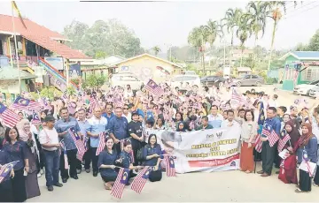  ??  ?? Participan­ts fly the Jalur Gemilang to mark the opening of the Merdeka@Community programme.