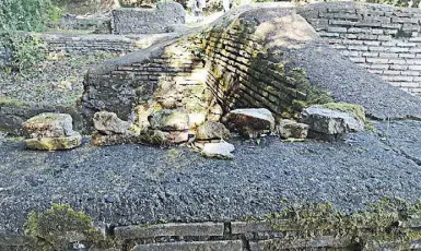  ?? (foto V. Costantini) ?? Pietre Decine di sassi allineati lungo il muretto con in mezzo fogli votivi e passaggi biblici