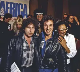  ??  ?? 1985: Bob Dylan en Bruce Springstee­n tijdens de opnames van de single We Are The World door USA For Africa.New York, 1983: Andy Warhol.