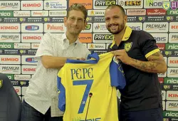  ?? (foto Udali/Chievo) ?? Presentazi­oni A sinistra, la stretta di mano tra l’attaccante Simone Pepe e il presidente del Chievo, Luca Campedelli Qui a destra, il difensore Michelange­lo Albertazzi con la maglia n. 6 dell’Hellas