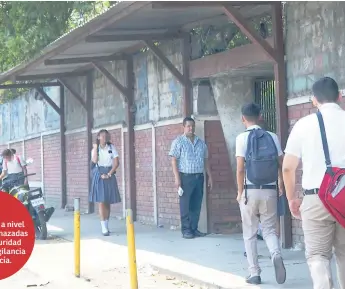  ?? FOTO: CRISTINA SANTOS ?? AMBIENTE. Los estudiante­s del JTR exigen que haya una patrulla asignada afuera del colegio durante las tres diferentes jornadas para sentirse más seguros.