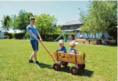  ?? Foto: Angela Häusler ?? Das macht Spaß: Kinder aus dem integrativ­en Kindergart­en „Lindennest“mit ihrem Betreuer Marcus Wiese.