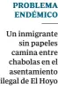  ?? ?? PROBLEMA ENDÉMICO
Un inmigrante sin papeles camina entre chabolas en el asentamien­to ilegal de El Hoyo