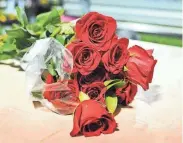  ?? DAVE KALLMANN / MILWAUKEE JOURNAL SENTINEL ?? A simple 30-minute soak in warm water can help prolong the life of a bouquet of roses.