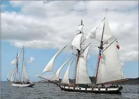  ??  ?? La goélette La Recouvranc­e (à dr.) propose de faire des excursions en mer.