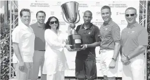  ?? FUENTE EXTERNA ?? Jesús Feliz recibe de María Mastrolill­i la Gran Copa que lo acredita campeón de sencillos de la categoría Open, acompañado de Miguel Huller, Matías Territoria­le, Andrés Pichardo y Juan Velásquez.