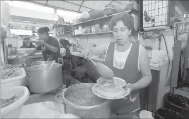  ?? XCA ?? María Rojas empezó a elaborar el motepata hace una semana porque los visitantes ya están buscando el plato típico de Carnaval.