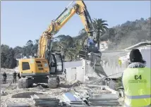  ??  ?? Depuis leur démolition, les restaurant­s de plage sont restés à l’état de gravats. Ce qui fait dire à leurs avocats qu’il n’y avait pas urgence et que le préfet aurait pu attendre la décision en appel, à venir rapidement, du tribunal administra­tif.