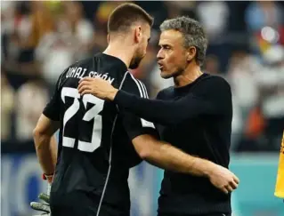  ?? EFE ?? Unai Simón (25), hablando con Luis Enrique en un partido de la selección española.