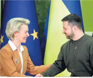  ?? SERGEY DOLZHENKO / EFE ?? Ursula Von der Leyen y Volodimir Zelenski se reúnen en Kiev.