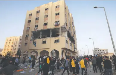  ?? (AFP) ?? KHAN YUNIS STRIKE – Palestinia­ns inspect the damage to a building after an Israeli strike on Hamad City in Khan Yunis on Saturday, Nov. 18, 2023.