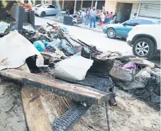  ??  ?? DAÑOS. La familia Zelaya perdió la mayor parte de sus enseres.