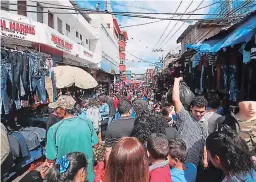  ?? FOTO: EL HERALDO ?? Cientos de capitalino­s acuden a comprar ropa, calzado y alimentos de la temporada, las ventas se duplican para estas fechas.