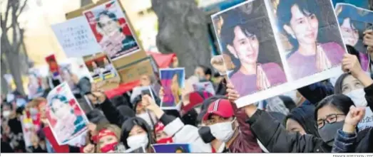  ?? FRANCK ROBICHON / EFE ?? Ciudadanos birmanos protestan ayer en Tokio por el golpe de Estado en su país y la detención de Aung San Suu Kyi.
