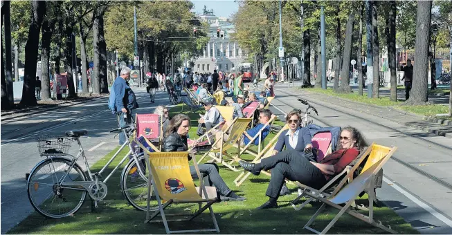  ??  ?? Ein autofreier Tag in Wien: Liegestühl­e und Picknick auf dem gesperrten Ring, auf dem sich sonst die Kraftwagen stauen.