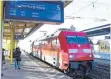  ?? FOTO: DPA ?? IC im Bahnhof: Zu Weihnachte­n drohen schwerwieg­ende Probleme.