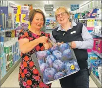  ??  ?? Lucky Linda Melrose, left, and Fort William Lidl store manager Catriona Fraser.