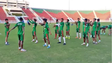  ??  ?? Bangladesh players at a training session at the SQSC ahead of Thursday’s 2022 FIFA World Cup and 2023 Asian Cup qualifying match against Oman