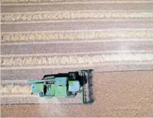  ?? EFE ?? Una máquina cosechador­a recoge cereal en un campo, una imagen tomada desde un dron.